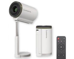 Lumora® Pro Mini Beamer 2026 – Alles-in-één Smart TV Projector – 4K Ultra HD – Android 13 – WiFi 6 & Bluetooth 5.4 – Voor iOS & Android – Inclusief in hoogte verstelbare standaard – Wit