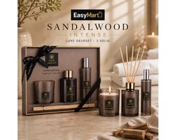 EasyMart Sandalwood Intense Luxe Huisparfum Set 4-Delig – Premium Geurstokjes Cadeauset met Roomspray, Geurkaars & Diffuser – Hotel Chique Huisparfum voor Woonkamer, Badkamer & Slaapkamer
