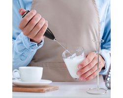 Famanu - Melkschuimer Handheld voor koffie met standaard – handschuimer toverstaf, garde drankmixer mini schuimer voor cappuccino, frappe, matcha, warme chocolademelk, zilver/zwart