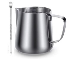 Handmatige melkopschuimer van roestvrij staal met een inhoud van 600 ml, geschikt voorzien van maatverdeling en een latte art-pen.