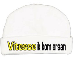Babymutsje met de tekst: Vitesse ik kom eraan !