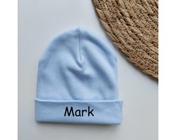 Het blije snoetje - Babymuts - met naam - gepersonaliseerd - geboortecadeau - kraamcadeau - eerste muts baby - 0-3 maanden - Licht blauw