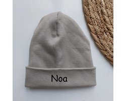 Het blije snoetje - Babymuts - met naam - gepersonaliseerd - geboortecadeau - kraamcadeau - eerste muts baby - 0-3 maanden - Zandkleur