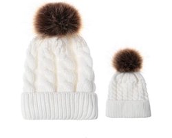 Matching Ouder Baby Wintermuts met Pompom – Wit/ Crème – Warme Gebreide Muts Set voor Ouder & Kind (3–24 mnd) – Twinning Winter Accessoire – Zachte Acryl Mutsen - Kerstmutsen
