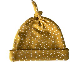 Newborn baby mutsje van katoen – okergeel met stippen | unisex & superzacht
