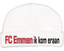 Babymutsje met de tekst: FC Emmen ik kom eraan !