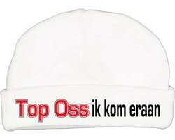 Babymutsje met de tekst: Top Oss ik kom eraan !