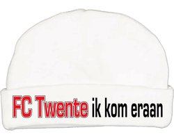 Babymutsje met de tekst: FC Twente ik kom eraan !