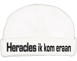 Babymutsje met de tekst: Heracles ik kom eraan !