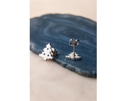 Lundholm Oorknopjes Meisjes Kerstboom - Premium Stainless Steel Zilverkleurig - Kleine Kerst Oorbellen (1.1 x 0.9 cm) - Sinterklaas Cadeautje Meisje Schoencadeautje - Luxe Geschenkverpakking