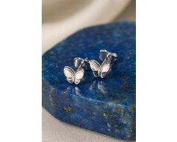 Lundholm Oorknopjes Meisjes Vlinder - Premium Stainless Steel - Kleine Zilver kleurige Oorbellen (0.6 cm) - Cadeautje Meisje - Luxe Geschenkverpakking