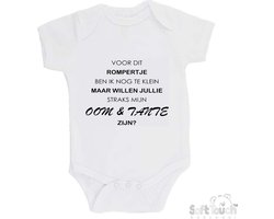 100% katoenen Romper "Voor dit rompertje ben ik nog te klein maar willen jullie straks mijn Oom & Tante zijn? " Unisex Katoen Wit/zwart Maat 56/62