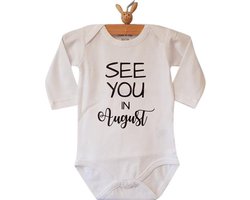 Baby Rompertje aankondiging zwangerschap Zwangerschapsaankondiging maand See you in August Augustus | Lange mouw | wit | maat 50/56 jongen meisje unisex | Cadeau voor de liefste aanstaande oma en opa mama papa oom tante | Bekendmaking zwangerschap