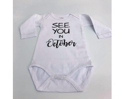 Baby Rompertje aankondiging zwangerschap Zwangerschapsaankondiging maand See you in October Oktober | Lange mouw | wit | maat 50/56 | Cadeau voor de liefste aanstaande oma en opa mama papa oom tante | Bekendmaking zwangerschap