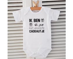 Baby Rompertje met tekst cadeautje zwangerschap aankondiging  |  ik ben dit jaar het mooiste cadeautje | korte mouw | wit zwart | maat 62/68 | geboorte kraamcadeau cadeau met bekendmaking zwangerschap aanstaande jongen meisje unisex