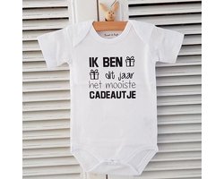 Baby Rompertje met tekst zwangerschap aankondiging - announcement Ik ben dit jaar het mooiste cadeautje | korte mouw | wit zwart | maat 74/80 | cadeau papa mama oma opa oom tante eerste vaderdag moederdag jongen meisje unisex