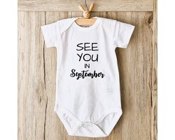 Baby Rompertje tekst coming soon 2025 2026 zwangerschap aankondiging Zwangerschapsaankondiging maand See you in September | korte mouw | wit | maat 50/56 | Cadeau voor de liefste aanstaande oma en opa mama papa oom tante | Bekendmaking zwangerschap