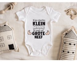 Hospitrix Baby Rompertje met Tekst "Ik ben misschien klein maar ik word wel grote neef" | Korte Mouw | Maat XL - 12-18 maanden | Cadeau voor Zwangerschap | Bekendmaking | Aankondiging | Grote Neef |