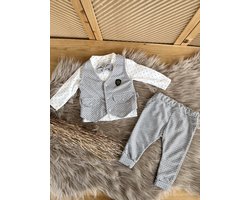 luxe baby pak -jongensset-jongenspak- drie delige katoenen baby set- vest (gilet), broek ,poloshirt met strikje-kleur lichtgrijs zwart wit -12 tem 18 maanden maat 86