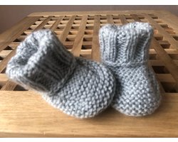 Babyslofjes 0-6 maanden | baby sokken | gebreid | lichtgrijs | handgemaakt | baby cadeau | baby shower cadeau | kraamcadeau | pantoffels meisjes jongens | warme pantoffels |
