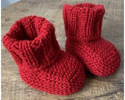 Babyslofjes 0-6 maanden | rood | gebreid | zool 11cm | handgemaakt | baby cadeau | baby shower cadeau | kraamcadeau | babysokken | pantoffels | meisjes pantoffels | winter | warme pantoffels