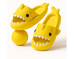BoefieBoef Geel Haai Slippers Kind – Schoenmaat 23-26 – EVA Antislip Badslippers Peuter en Kleuter 2-4 jaar – Comfortabel & Ergonomisch – Zwembad, Douche, Strand & Thuis - Verjaardagscadeau tip - Baby Shark Cadeau- Jongen & Meisje – lengte 16 cm