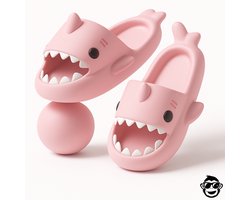 BoefieBoef Roze Haai Slippers Kind – Schoenmaat 23-26 – EVA Antislip Badslippers Peuter en Kleuter 2-4 jaar – Comfortabel & Ergonomisch – Zwembad, Douche, Strand & Thuis - Verjaardagscadeau tip - Baby Shark Cadeau- Jongens & Meisjes – lengte 16 cm