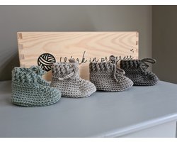 Haaksels&Kralen - Babyslofjes gehaakt met veterstrik - 8 â 9 cm - Babybooties - 100% merinowol – kleur grijs - newborn 0 tot 3 maanden  - kraamkado - zwangerschap - baby geschenkset - babyshower - zwanger