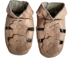 Oudroze leren babyslofjes sandaaltjes met bloemen van Baby-Slofje maat 18/19