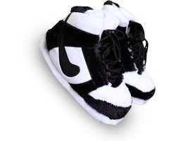 Caimco Sneaker Sloffen – Zwart/Wit – Unisex Pantoffels in Sneaker Design – One Size (Maat 36-45) – Warme Pluche Huispantoffels voor Dames & Heren – Comfortabele Cozy Slippers