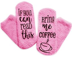 Malinsi® Grappige Sokken Koffie - Bring me Coffee - Leuke AntiSlip Huissokken Dames - Gekke Cadeaus Cadeautjes Volwassenen - Funny Socks Vrolijke Slofsokken met Tekst - Kerst Cadeau voor Vrouwen - Moederdag Geschenk Giftset Kerstsokken Vriendin