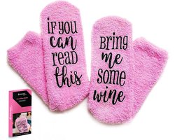Malinsi® Grappige Sokken Wijn - Bring me Wine - Leuke AntiSlip Huissokken Dames - Gekke Cadeaus Cadeautjes Volwassenen - Funny Socks Vrolijke Slofsokken Geschenkset - Kerst Cadeau voor Vrouwen - Moederdag Geschenk Giftset Kerstsokken Vriendin