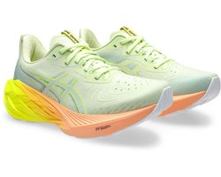 ASICS NOVABLAST 4 PARIS. Hardloopschoenen. Unisex - Maat 44.5- Cool Matcha/Veiligheidsgeel - Performance Running Shoes