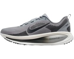 Nike vomero 18 in de kleur grijs.