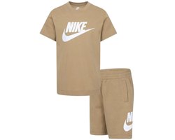 Nike club t-shirt & short set in de kleur bruin.