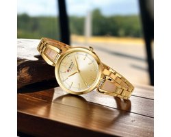 Luxe CURREN Dameshorloge Goudkleur met goudkleur wijzerplaat- Elegante Roestvrijstalen Horloge met Kristallen - Waterdicht & 5 Kleuren