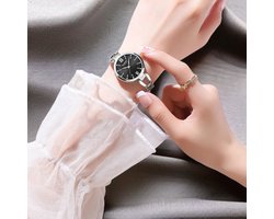 Luxe CURREN Dameshorloge Zilverkleur met zwarte wijzerplaat - Elegante Roestvrijstalen Horloge met Kristallen - Waterdicht & 5 Kleuren