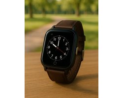 WatchToCare Classic - GPS Tracker - Smartwatch - GPS Horloge Ouderen - Alarm Horloge- SOS Horloge - Valdetectie - Alzheimer - Dementie patiënten - Alarmknop - Noodknop - Lebara Sim + €5 tegoed - Géén abonnement - Garantie 2 jr -Horlogeband Bruin Leer