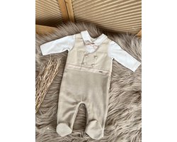 kruippakje met opgestikte gilet en strikje-luxe baby pak -jongensset-jongenspak- katoenen baby set- kleur wit crème beige-9 maanden maat 74