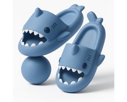 BoefieBoef Blauw Haai Slippers Kind – Schoenmaat 23-26 – EVA Antislip Badslippers Peuter en Kleuter 2-4 jaar – Comfortabel & Ergonomisch – Zwembad, Douche, Strand & Thuis - Verjaardagscadeau tip - Baby Shark Cadeau- Jongens & Meisjes – lengte 16 cm