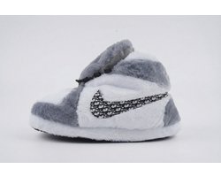 Grappige pantoffels | Sneaker sloffen Wit / Grijs | Air Jordan 1 High OG | Binnenschoenen voor Dames en Heren | Cadeau voor tieners en jongeren | Sloffen maat 36 t/m 46 | Sloffen en Pantoffels maat 36, 37, 38, 39, 40, 41, 42, 43, 44, 45, 46