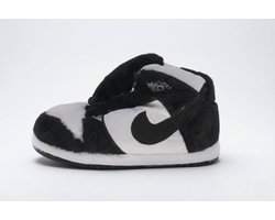 Grappige pantoffels | Sneaker sloffen Zwart / Wit | Air Jordan 1 Panda | Binnenschoenen voor Dames en Heren | Cadeau voor tieners en jongeren | Sloffen maat 36 t/m 46 | Sloffen en Pantoffels maat 36, 37, 38, 39, 40, 41, 42, 43, 44, 45, 46