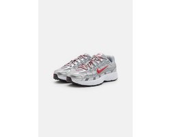 Nike P-6000 - Kinder - Sneaker - Metallic/rood - Maat 33