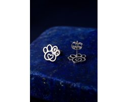 Lundholm Oorknopjes Dames Zilverkleurige Hondenpoot Sint Cadeau Schoencadeautje Meisjes - Premium Stainless Steel - Hartjes Oorbellen Meisjes Hond (1.2 x 1.2 cm) - Luxe Geschenkverpakking
